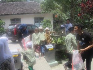 Awak Earth Hour Jogja sedang sosialisasi pilih dan buang sampah-mu yang benar.