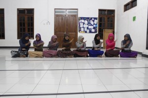 Ruang latihan luas, penari cuma delapan, berharap yang terbaik dari mereka.
