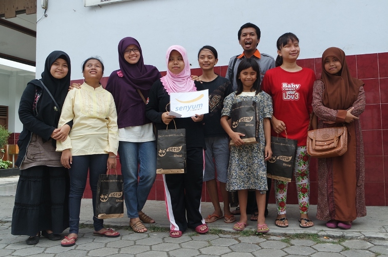 Berbagi ke Solo dan Nonton Bareng