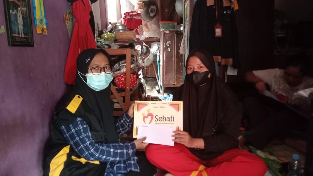 Pemberian Beasiswa Sehati Kepada Adik-Adik Asuh Senyum Kita